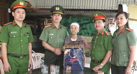 Công an tỉnh Hà Tĩnh thăm hỏi các gia đình chính sách