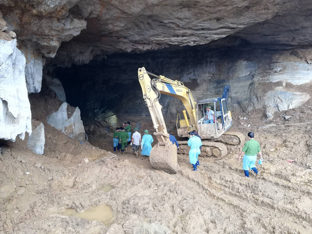Cảnh sát vật lộn với bùn ống, hang sâu tìm kiếm nạn nhân sập hầm đào vàng - Ảnh minh hoạ 3