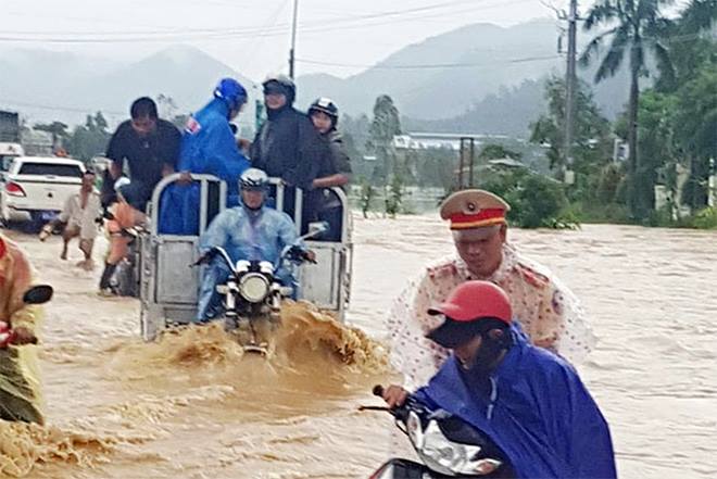 Công an các tỉnh miền Trung cùng dân ứng phó và khắc phục hậu quả mưa lũ