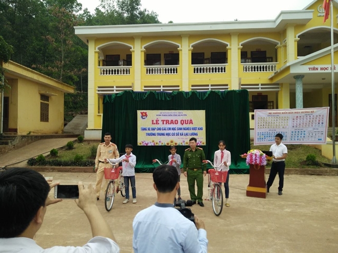 CSGT huyện Yên Thủy, Hòa Bình tặng xe đạp cho học sinh nghèo vượt khó