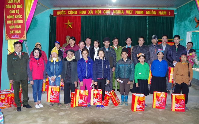 Tặng quà cho các gia đình chính sách tại Hà Giang