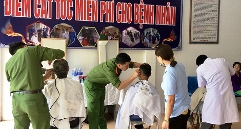 Công an vào tận viện cắt tóc cho bệnh nhân