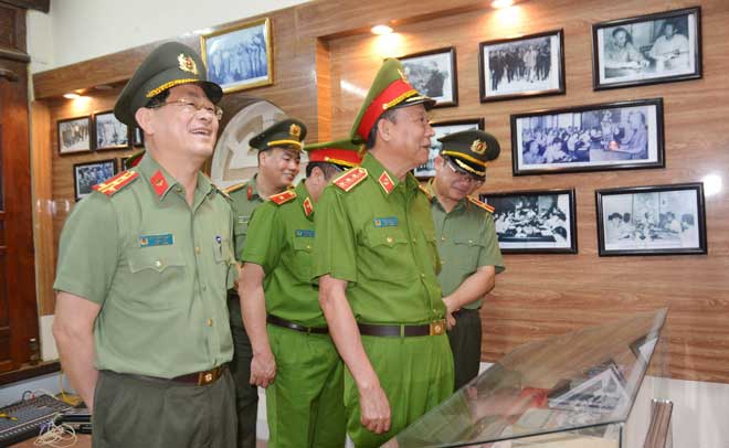 Thứ trưởng Lê Quý Vương cùng đoàn công tác dâng hương tại khu di tích Kim Liên - Ảnh minh hoạ 5