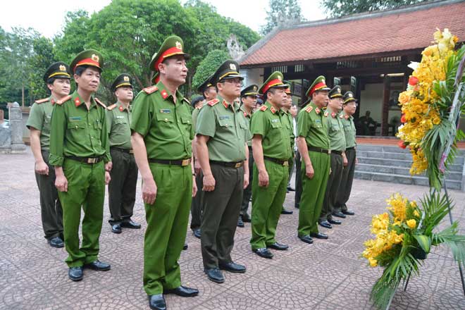 Thứ trưởng Lê Quý Vương cùng đoàn công tác dâng hương tại khu di tích Kim Liên - Ảnh minh hoạ 4