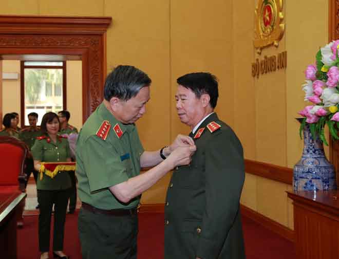 Trao huy hiệu 40 năm tuổi Đảng tặng Thượng tướng Bùi Văn Nam