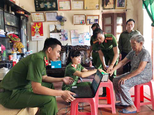 Công an huyện Thiệu Hóa lưu động cấp căn cước công dân cho người nghèo - Ảnh minh hoạ 2