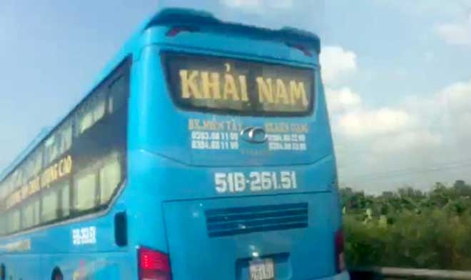 Nhiều xe khách vào làn đường dừng khẩn cấp trên cao tốc