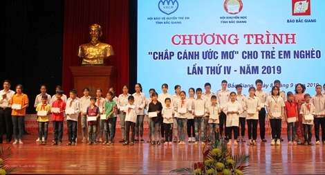 Bắc Giang tổ chức chương trình "Chắp cánh ước mơ" cho trẻ em nghèo