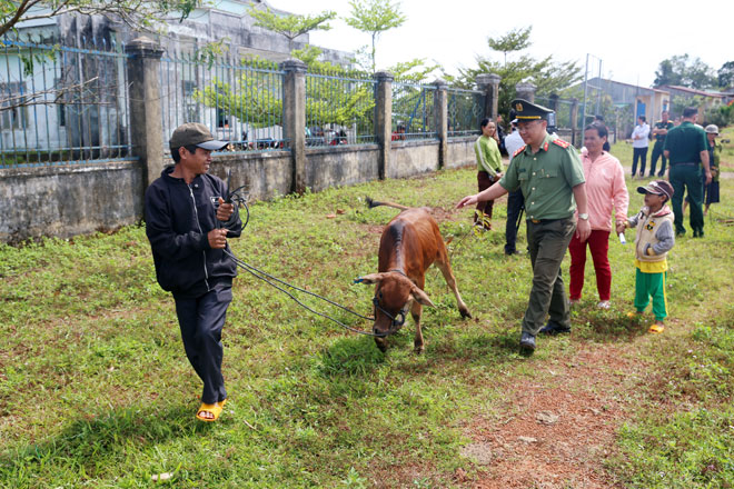 Khối thi đua số 9 tỉnh ĐắK Nông tặng học bổng và bò giống cho bà con nghèo - Ảnh minh hoạ 3