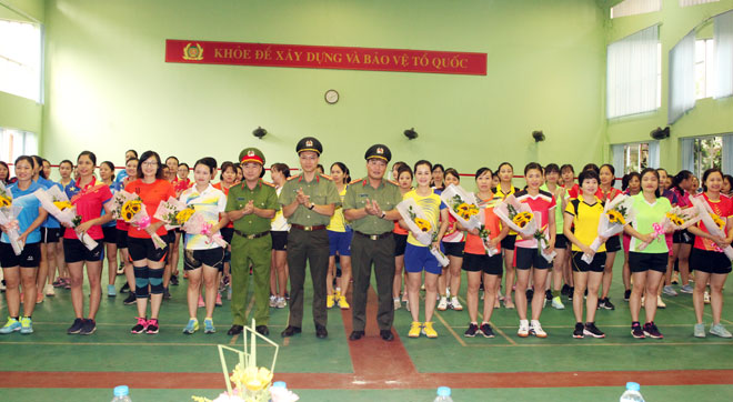 Tổ chức thành công giải bóng chuyền nữ cho cán bộ chiến sĩ
