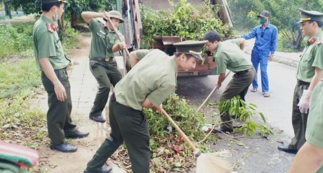 Công an Quảng Trị làm sạch vệ sinh môi trường