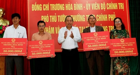 Phó Thủ tướng Thường trực tặng quà Tết đồng bào nghèo Quảng Trị