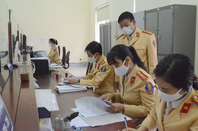 Cảnh sát Giao thông Nghệ An chung tay phòng chống dịch COVID-19