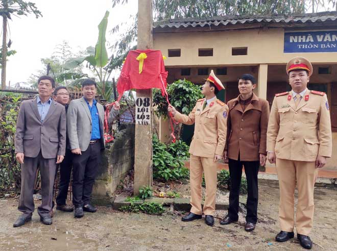 CSGT Lạng Sơn: “Thắp sáng đường thôn” và tặng quà gia đình chính sách - Ảnh minh hoạ 3