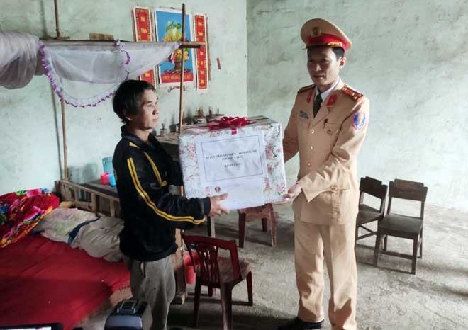 CSGT Lạng Sơn: “Thắp sáng đường thôn” và tặng quà gia đình chính sách