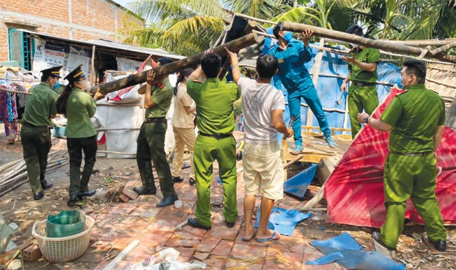 Công an huyện Bến Lức giúp đỡ người dân bị thiệt hại do mưa giông