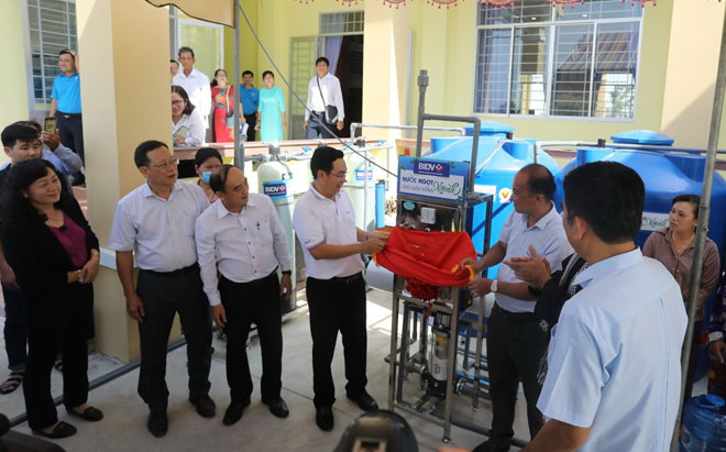 BIDV ủng hộ đồng bào 5 tỉnh ĐBSCL 13.300 bồn chứa nước và 39 máy lọc nước