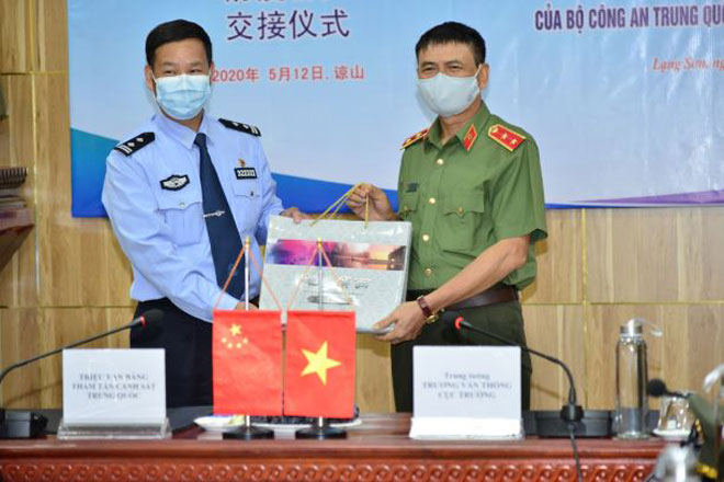 Tiếp nhận vật tư y tế do Bộ Công an Trung Quốc trao tặng - Ảnh minh hoạ 5