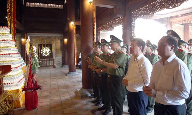 Bộ trưởng Tô Lâm dâng hoa tại khu di tích Kim Liên