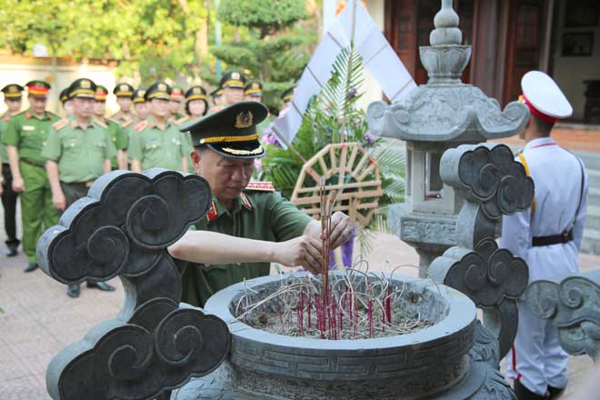 Bộ trưởng Tô Lâm dâng hoa tại khu di tích Kim Liên - Ảnh minh hoạ 5