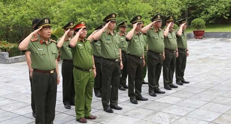 Thứ trưởng Nguyễn Văn Thành viếng Nghĩa trang liệt sĩ Nhà tù Sơn La