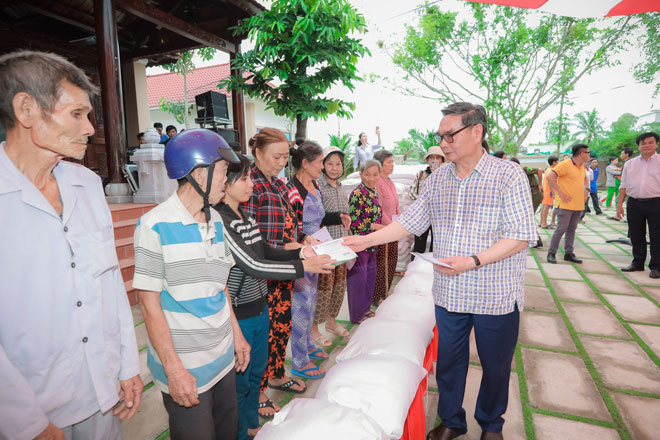 Trao 600 suất quà cho người nghèo tại huyện Vĩnh Thuận