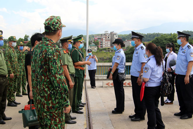 Trao trả và tiếp nhận các đối tượng vượt biên trái phép qua biên giới Việt Trung