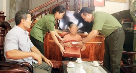 Công an tỉnh Bắc Kạn tặng quà nhân Ngày Thương binh liệt sỹ