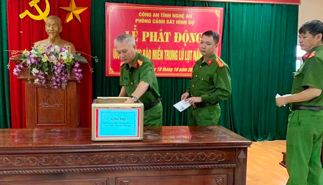 Công an các đơn vị ở Nghệ An quyên góp ủng hộ đồng bào miền Trung