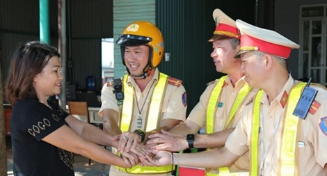 CSGT Đắk Lắk kịp thời cứu nữ tài xế bất tỉnh trên đường