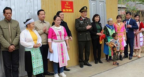 Bàn giao 60 nhà cho hộ nghèo ở huyện Hà Quảng, Cao Bằng