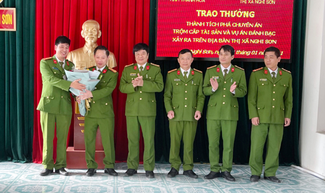 Trao thưởng cho Công an  thị xã Nghi Sơn