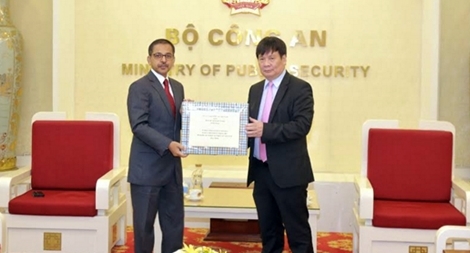 Bộ Công an Việt Nam trao khẩu trang y tế tặng Hội Chữ thập đỏ Ấn Độ