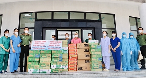 Tiếp nhận ủng hộ các y, bác sĩ CAND tại Bệnh viện Dã chiến số 2 Bắc Giang chống dịch