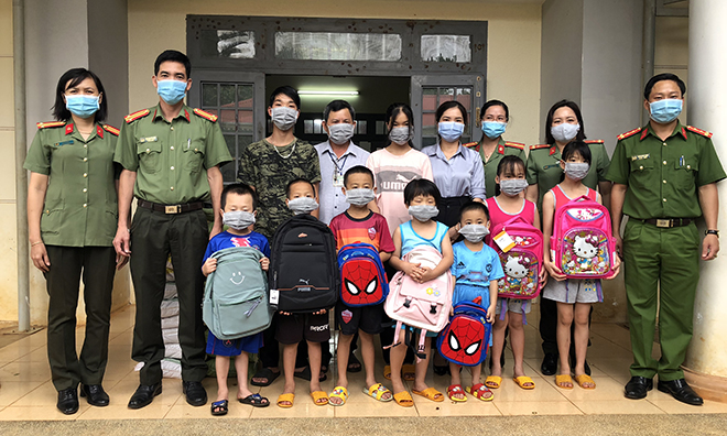 Công an tỉnh Đắk Nông tổ chức thăm, tặng quà các cháu thiếu nhi có hoàn cảnh đặc biệt