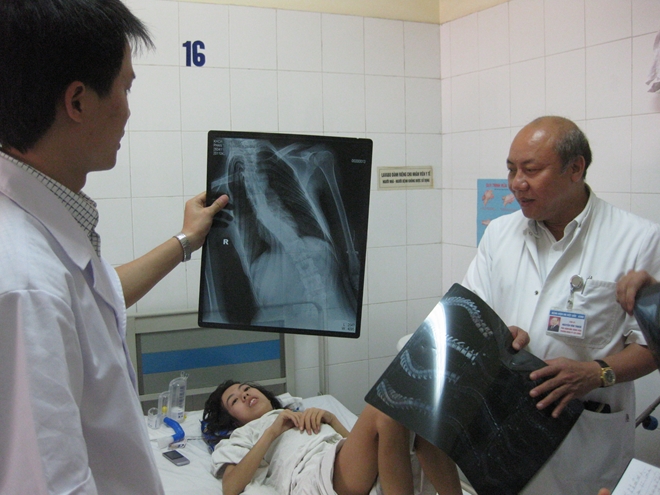 Bệnh viện Việt Đức ủng hộ 300 triệu mua bảo hiểm y tế cho người nghèo
