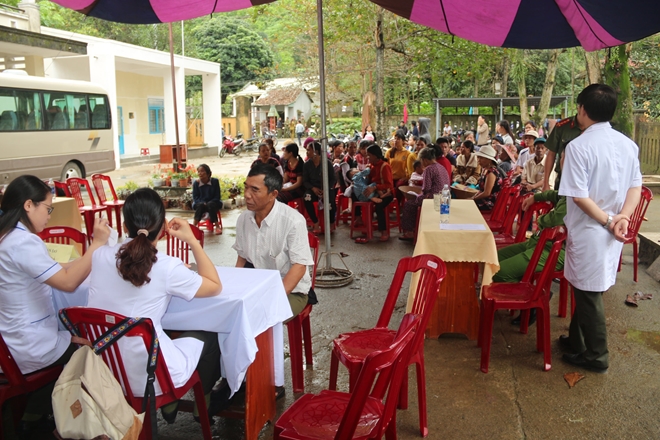 Bệnh viện 199 khám và cấp phát thuốc cho người dân Hòa Phú