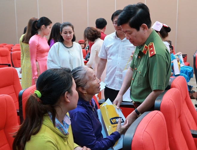 Thứ trưởng Bộ Công an Nguyễn Văn Sơn tặng quà tết cho bệnh nhân ung thư