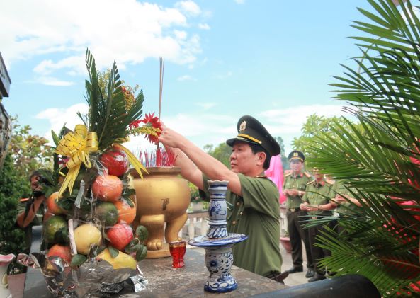 Thứ trưởng Nguyễn Văn Sơn thăm các Mẹ VNAH và gia đình có công tại Đà Nẵng - Ảnh minh hoạ 3