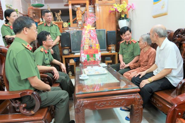 Thứ trưởng Nguyễn Văn Sơn thăm các Mẹ VNAH và gia đình có công tại Đà Nẵng - Ảnh minh hoạ 2