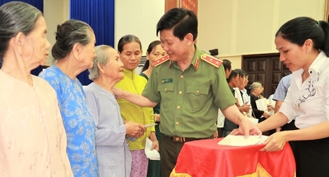 Thứ trưởng Nguyễn Văn Sơn thăm các Mẹ VNAH và gia đình có công tại Đà Nẵng