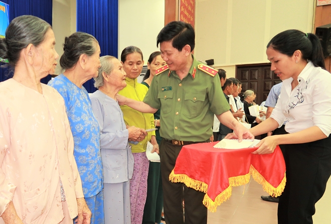 Thứ trưởng Nguyễn Văn Sơn thăm các Mẹ VNAH và gia đình có công tại Đà Nẵng - Ảnh minh hoạ 4
