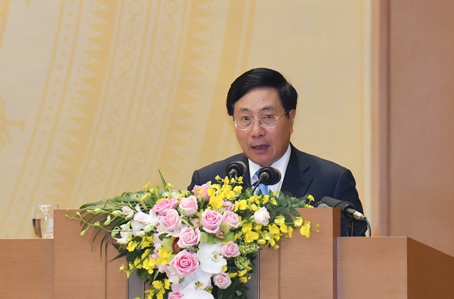 Phó Thủ tướng Phạm Bình Minh trình bày báo cáo