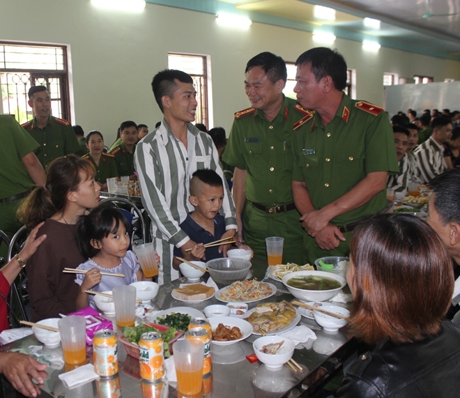 Ấm áp tình thân  trong bữa cơm gia đình tại Trại giam Hoàng Tiến - Ảnh minh hoạ 6