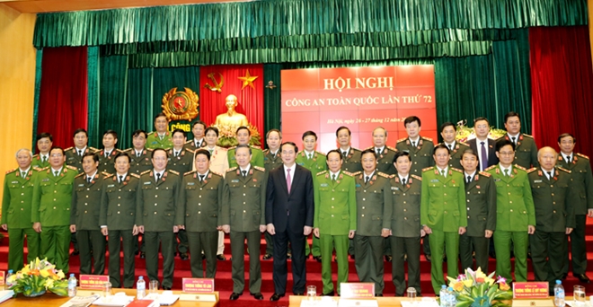 Chủ tịch nước Trần Đại Quang; Bộ trưởng Tô Lâm chụp ảnh lưu niệm với các đại biểu dự Hội nghị