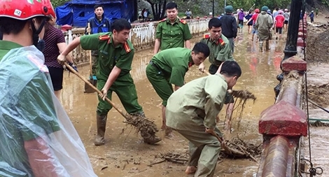 Xúc động hình ảnh những chiến sĩ Công an dầm mình trong mưa lũ giúp dân