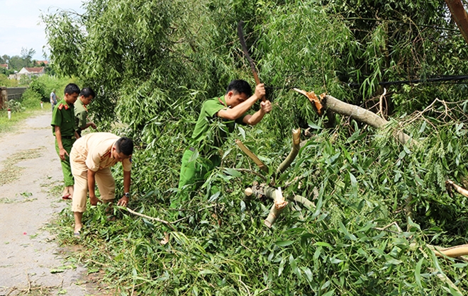 Lực lượng Công an khẩn trương khắc phục hậu quả bão số 10 - Ảnh minh hoạ 2