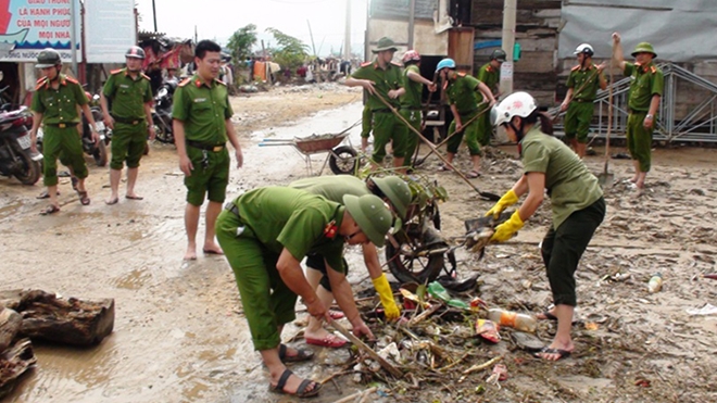 Lực lượng Công an khẩn trương khắc phục hậu quả bão số 10