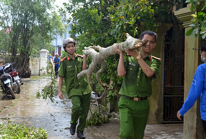 Lực lượng Công an khẩn trương khắc phục hậu quả bão số 10 - Ảnh minh hoạ 4