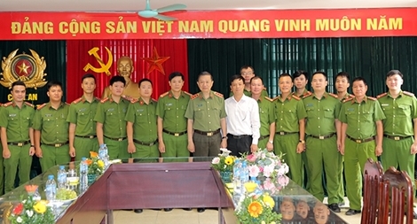 Bộ trưởng Tô Lâm kiểm tra công tác tại Công an phường Quán Thánh